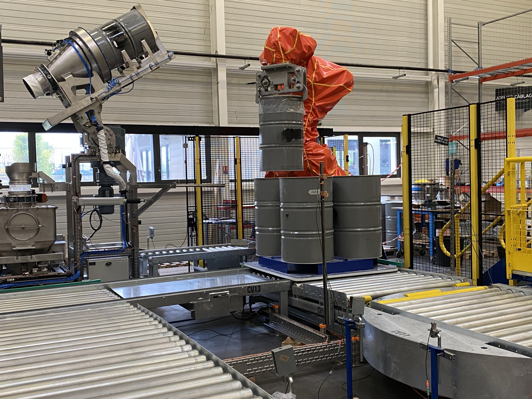 DrumBot 300 en action avec robot de dépalettisation et station de vidange DrumFlow 04 pour fûts métalliques