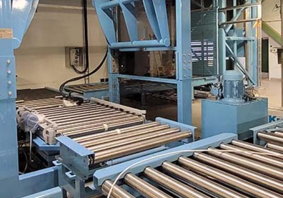 La SmashR® Conv, une machine automatisée de décompactage de sacs en vrac, optimisant la productivité grâce à la gestion automatique des cycles de massage et de déchargement, réduisant la charge de travail manuel et augmentant la sécurité des opérateurs