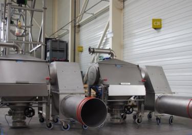 Bad dump station with compactor for sacks