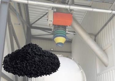 Truck tank filling Loading of activated carbon