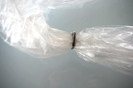 bolsa-con-clip.jpg Bolsa con clip en el barril