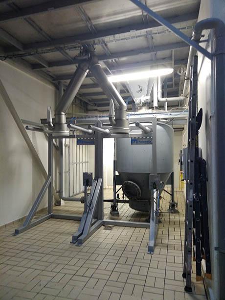 Dos estaciones de llenado de big bag una al lado de la otra, utilizando un sistema de transporte neumático FlowMatic®.