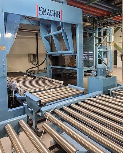 La SmashR® Conv, une machine automatisée de décompactage de sacs en vrac, optimisant la productivité grâce à la gestion automatique des cycles de massage et de déchargement, réduisant la charge de travail manuel et augmentant la sécurité des opérateurs