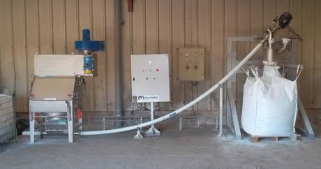 Sistema de vaciado de bolsas higiénicas mediante tamiz para tratamiento de polvo y tornillo de transferencia.