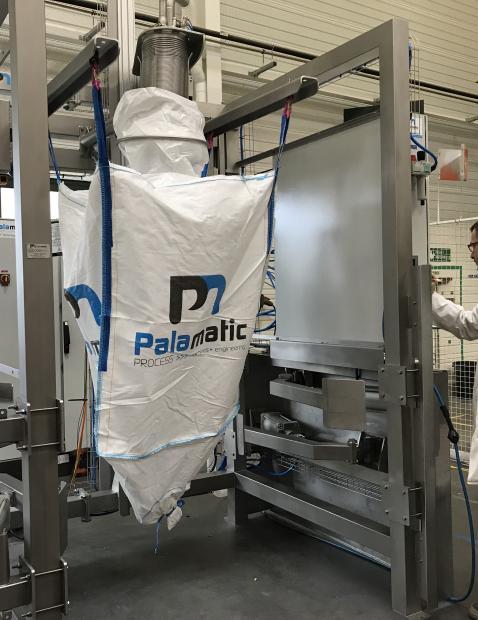 Équipement de vidange de big bags en environnement industriel.